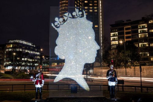 ER1MILLIONQUEEN_medium_size.jpg ER1MILLIONQUEEN_medium_size.jpg